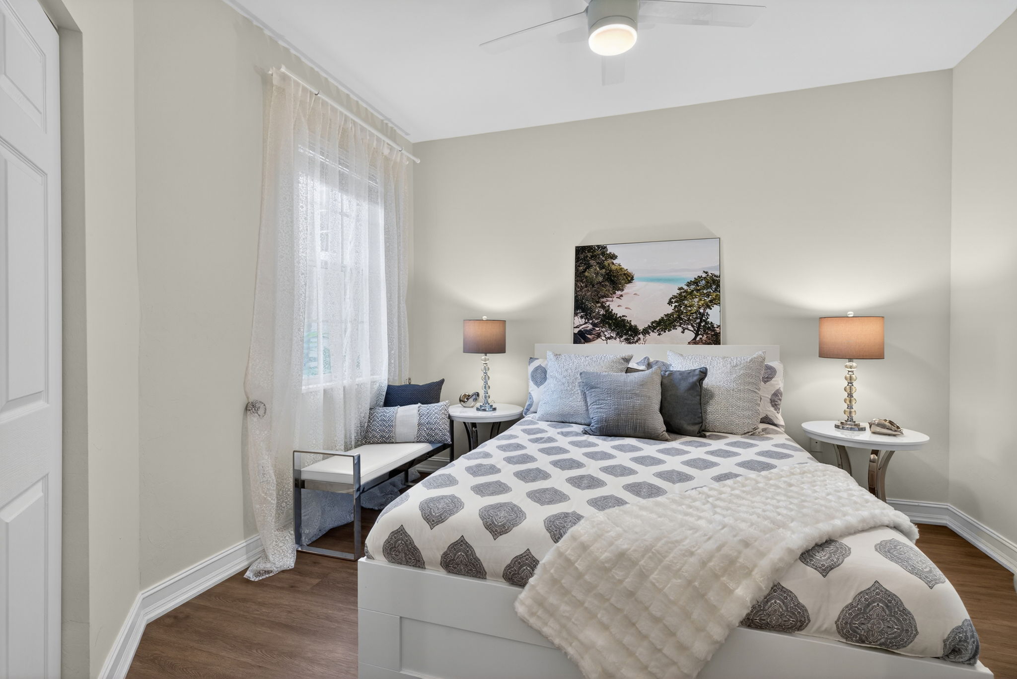 Queen bed, tv in 2nd bedroom