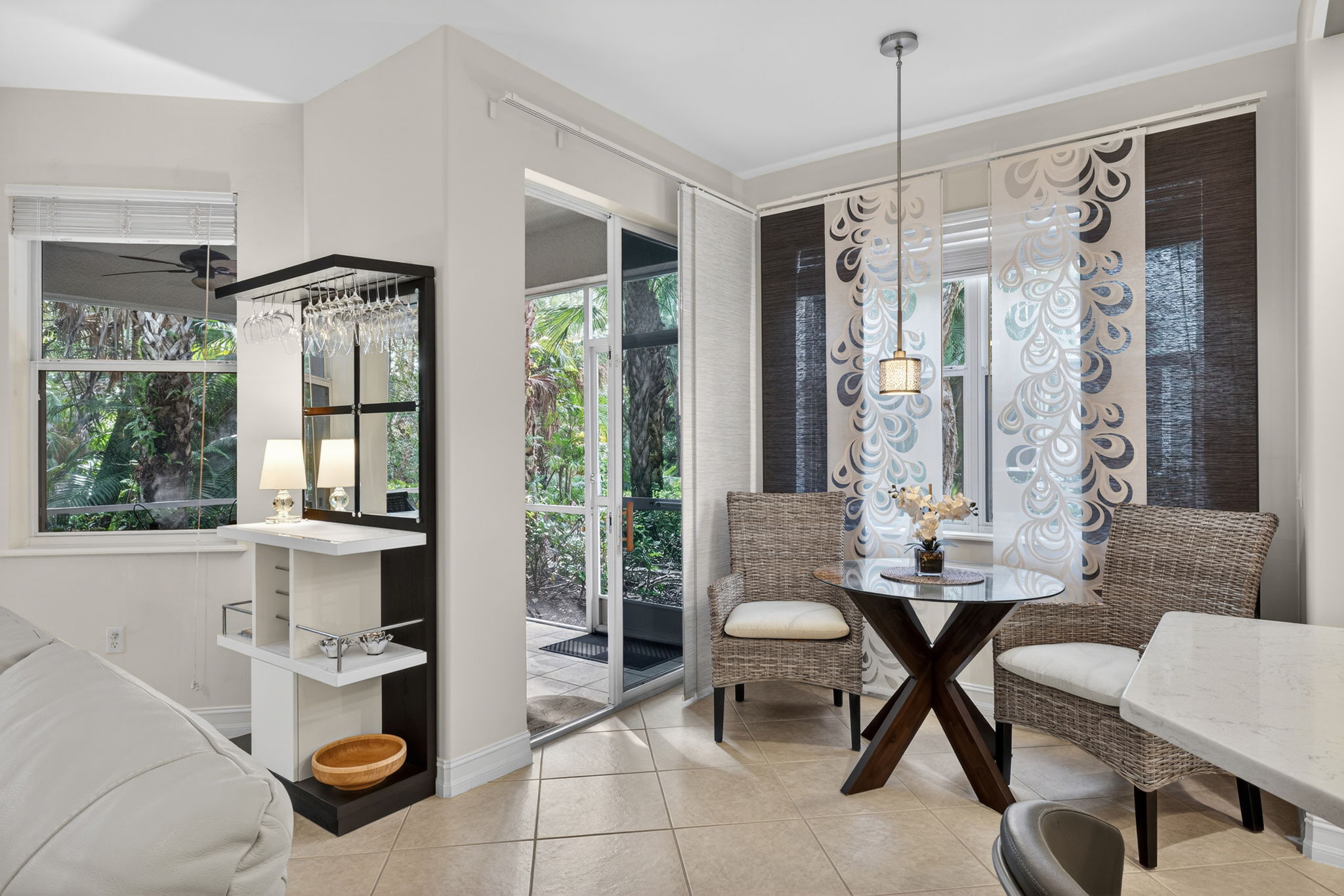 3 dining options - breakfast nook