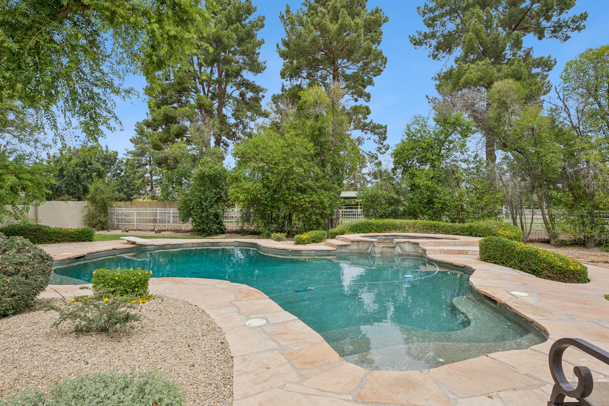 2002 E Caroline Ln - 005.jpg