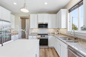 20024 Fern Glen Lane N - New stainless steel appliances (upgraded Gallery collection)