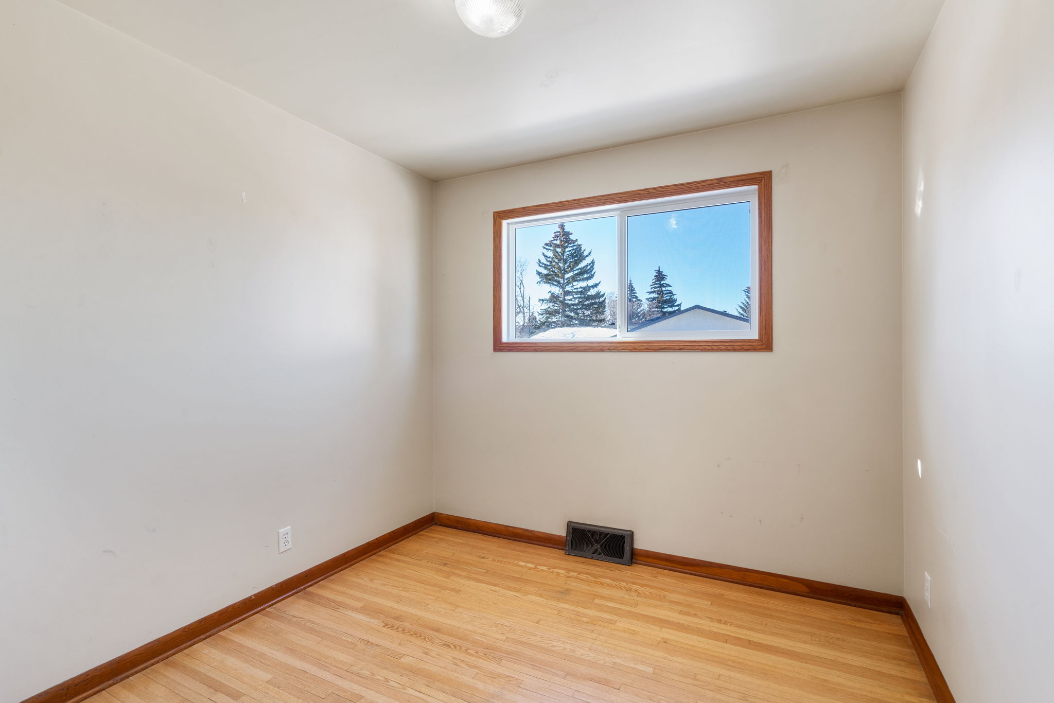 2004 18 St NW, Calgary, AB T2M 3T1, Canada Photo 23