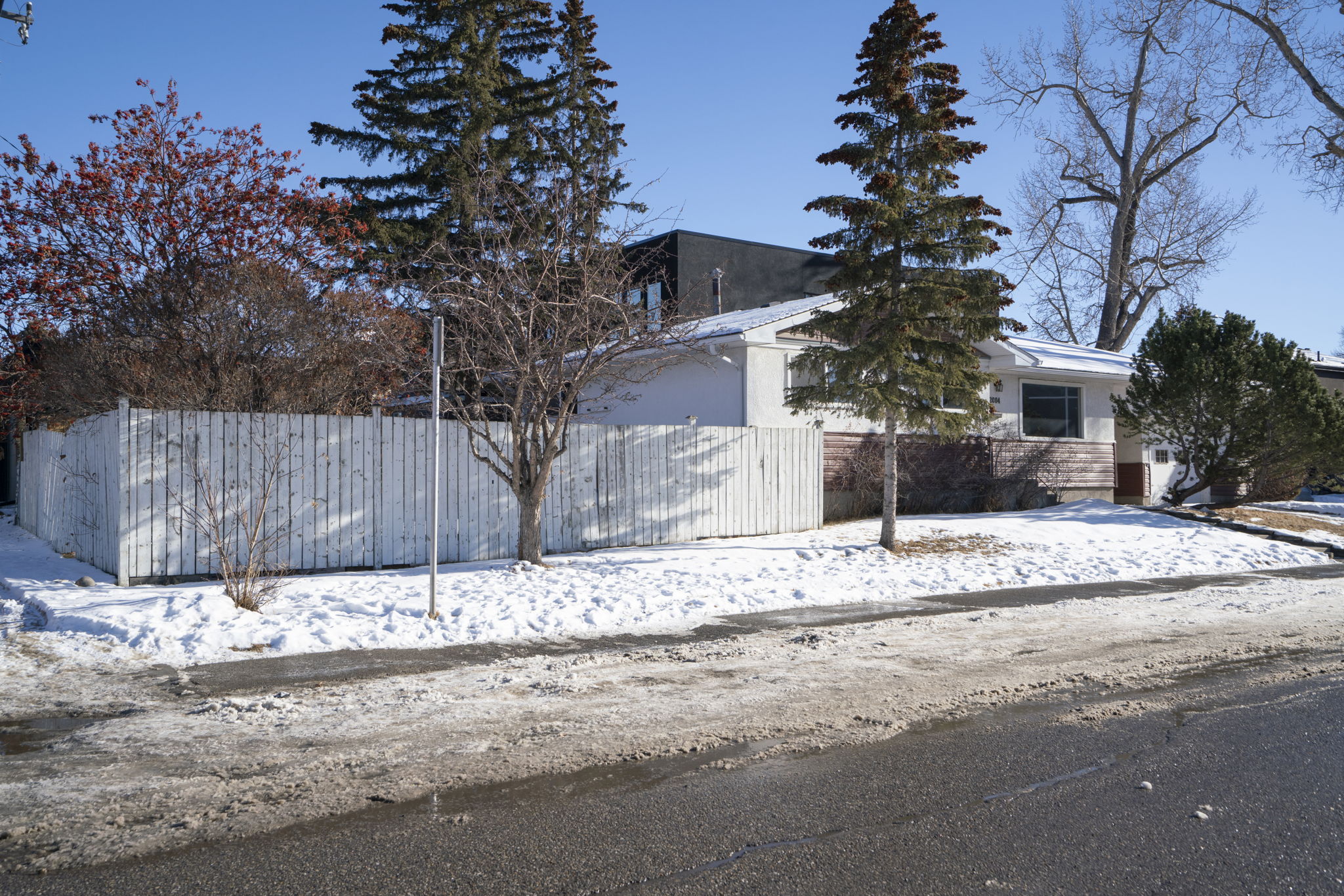 2004 18 St NW, Calgary, AB T2M 3T1, Canada Photo 7
