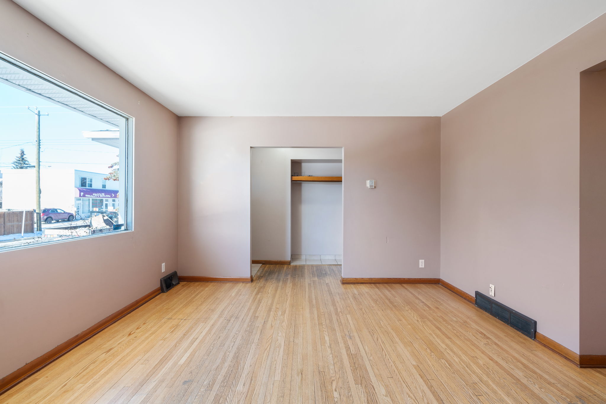 2004 18 St NW, Calgary, AB T2M 3T1, Canada Photo 11