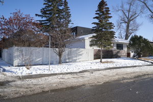 2004 18 St NW, Calgary, AB T2M 3T1, Canada Photo 6