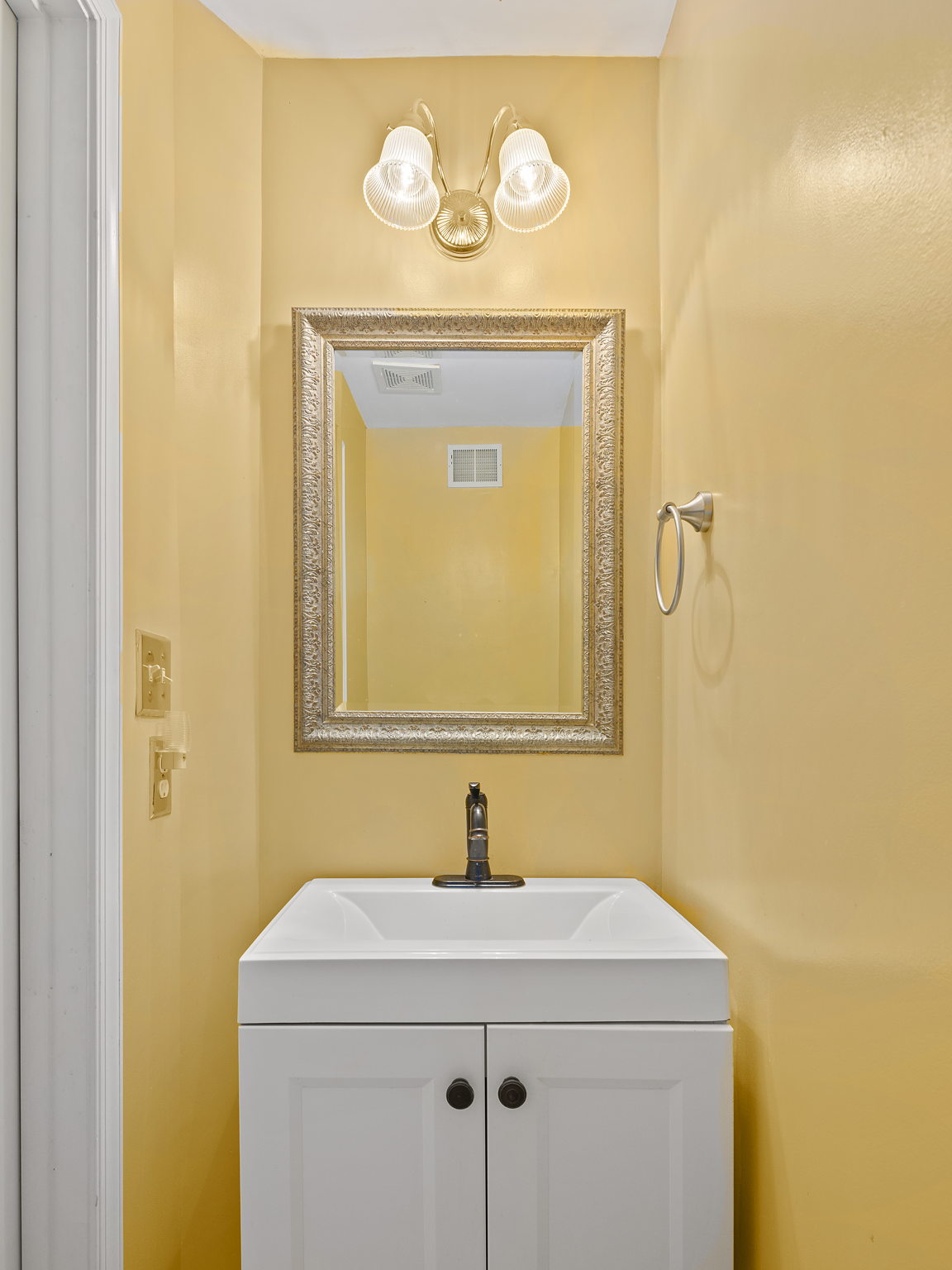 2005 N Buchanan Ct, Arlington, VA 22207, USA Photo 9