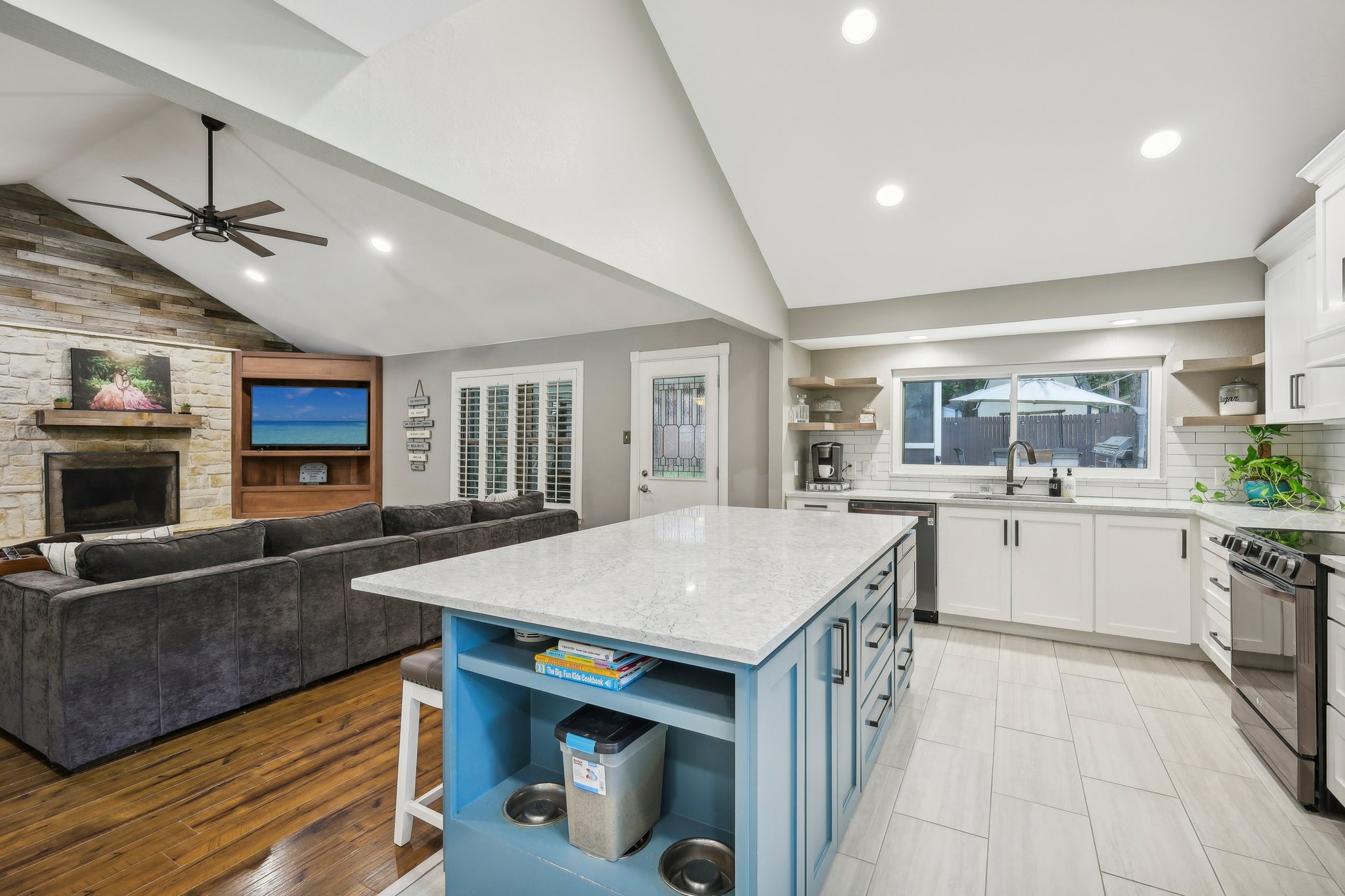 N Meadow Way Cir-008.jpg
