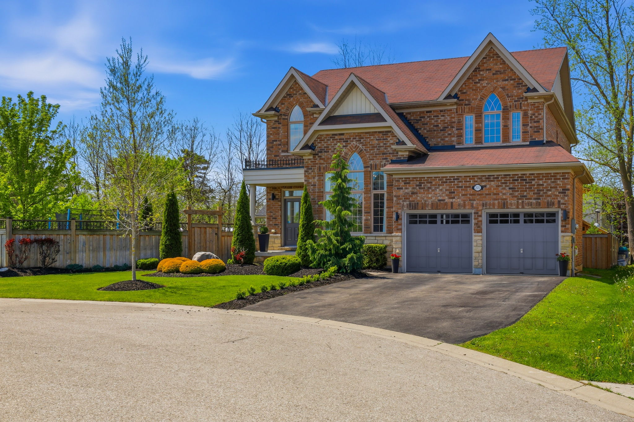 201 Dorchester Ct — Exterior