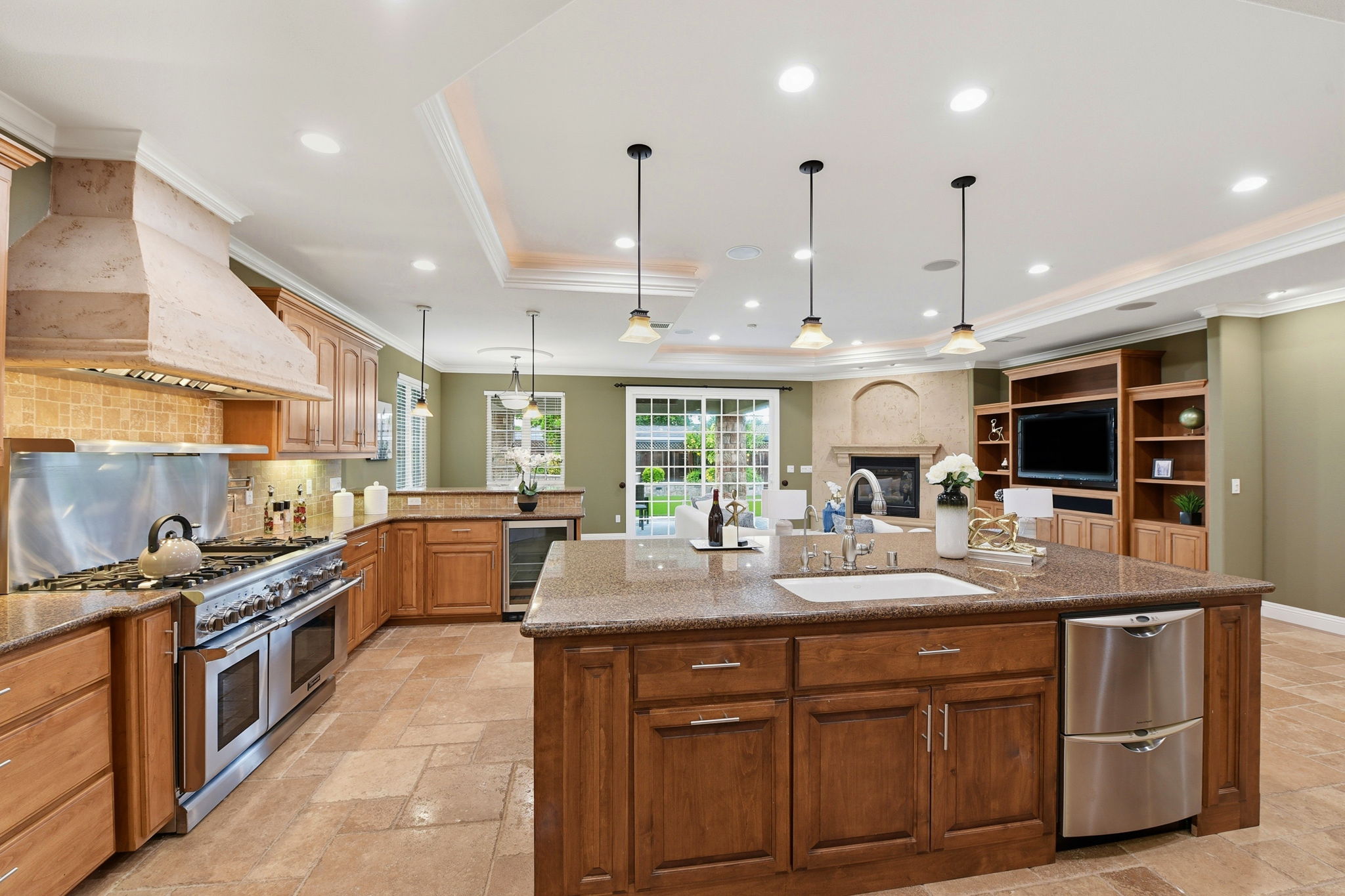 011_F8_201 Westridge Dr