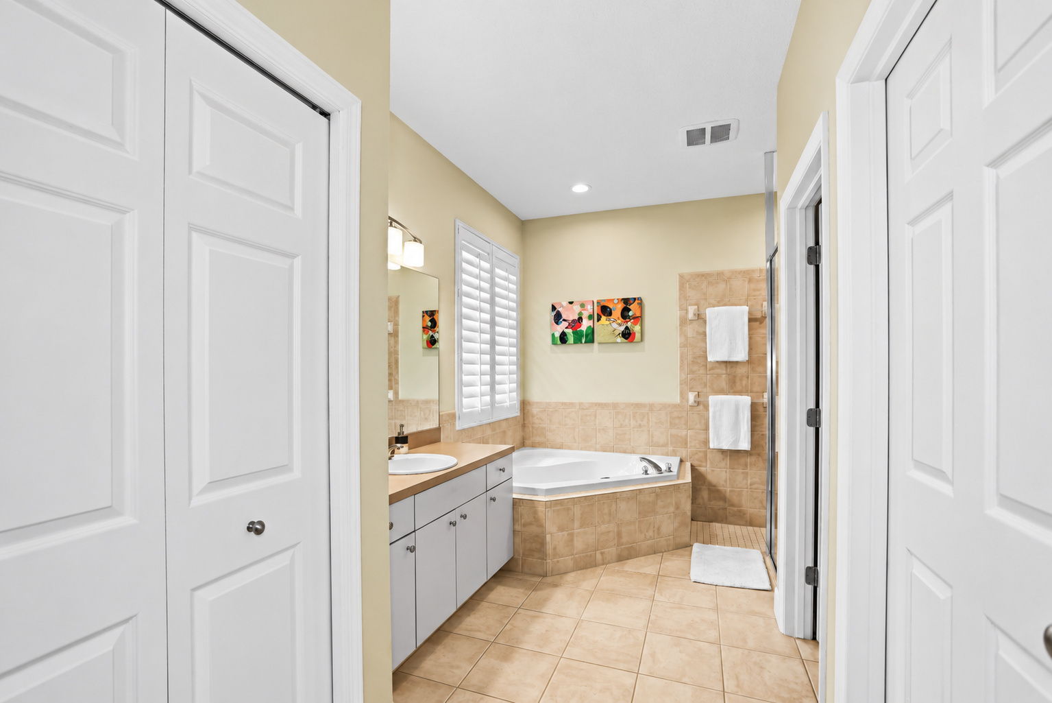 Bathroom 1 - Photo 02