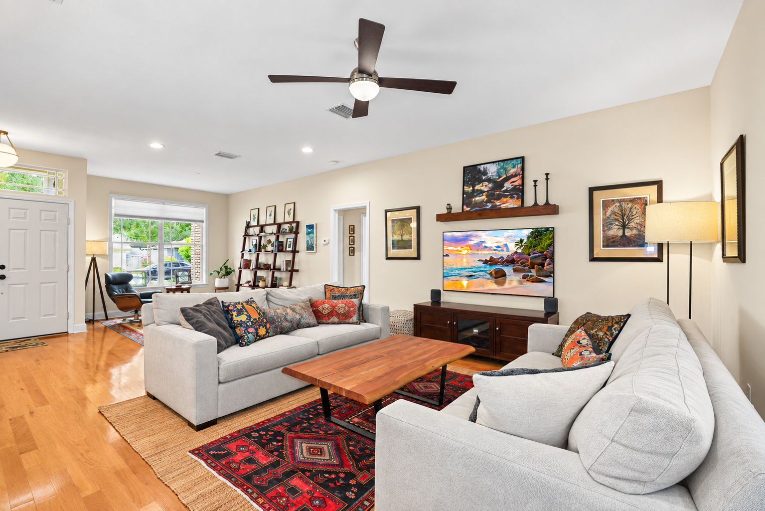 Living Room - Photo 01