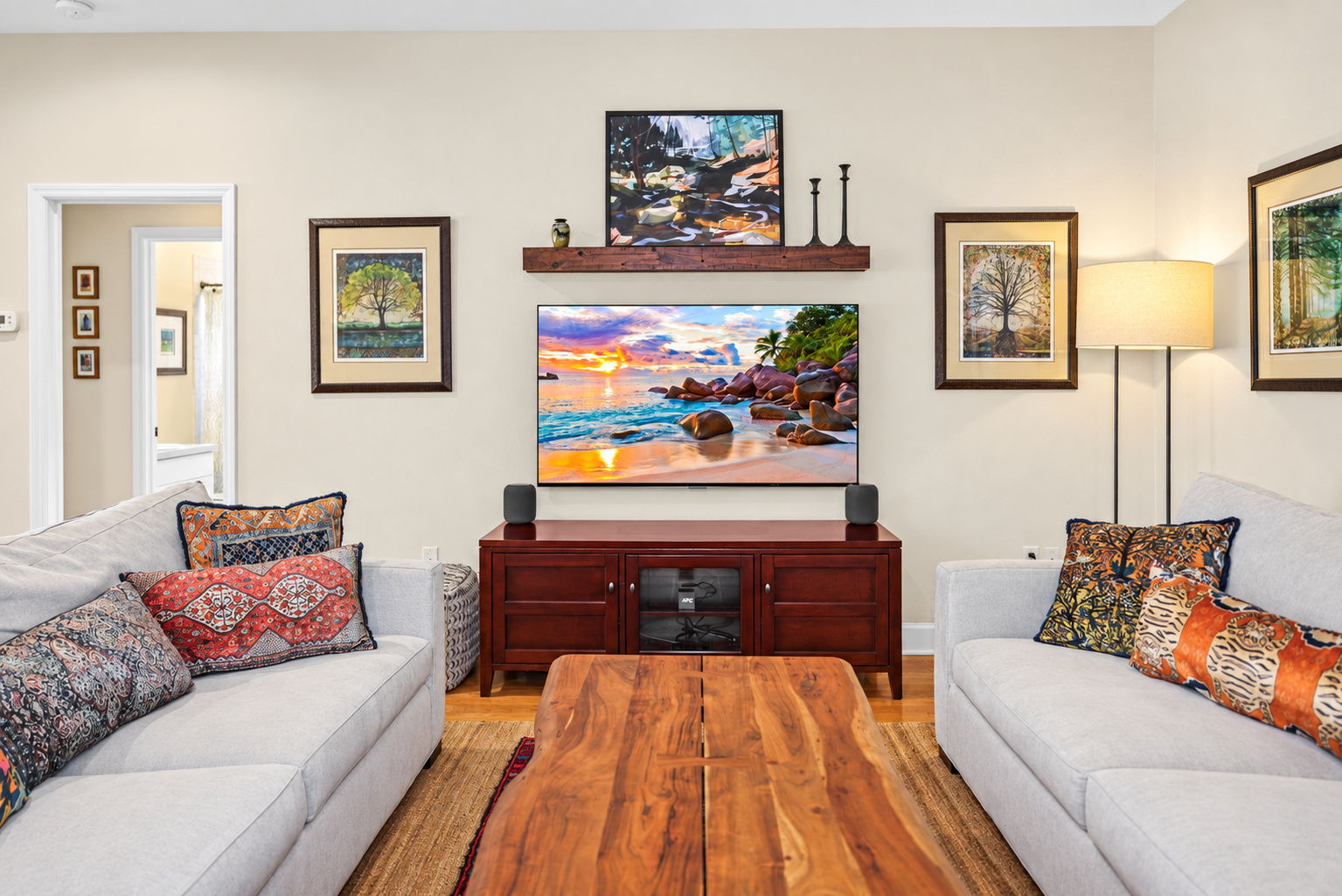 Living Room - Photo 02