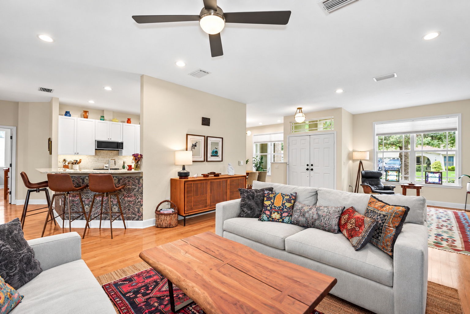 Living Room - Photo 03