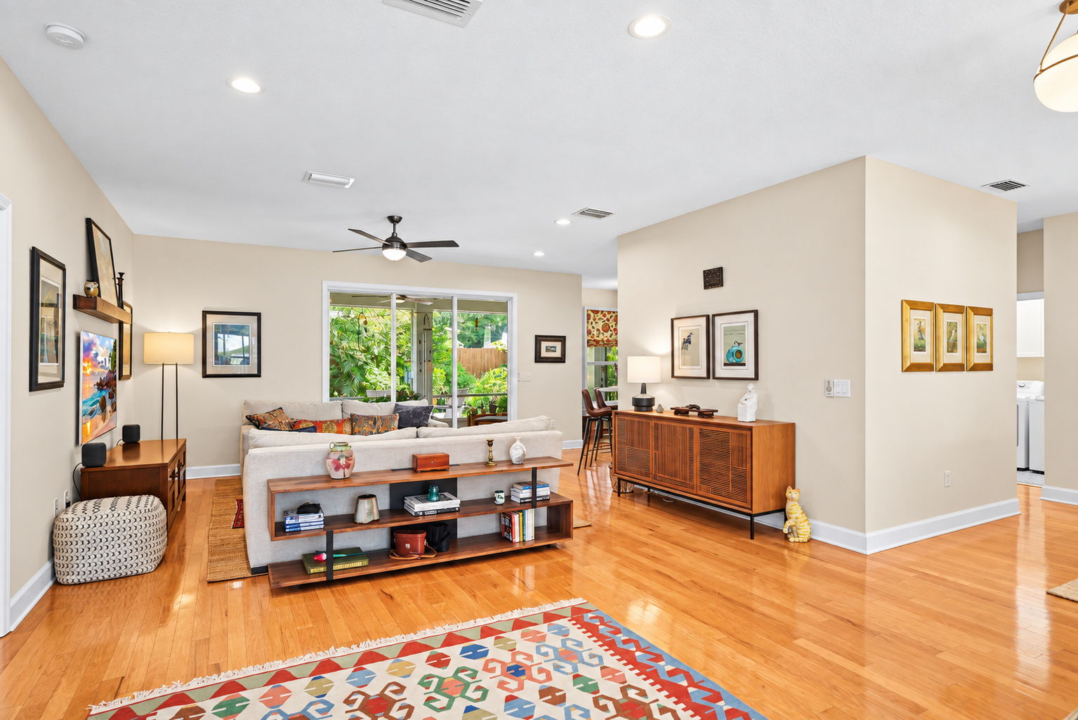 Living Room - Photo 05