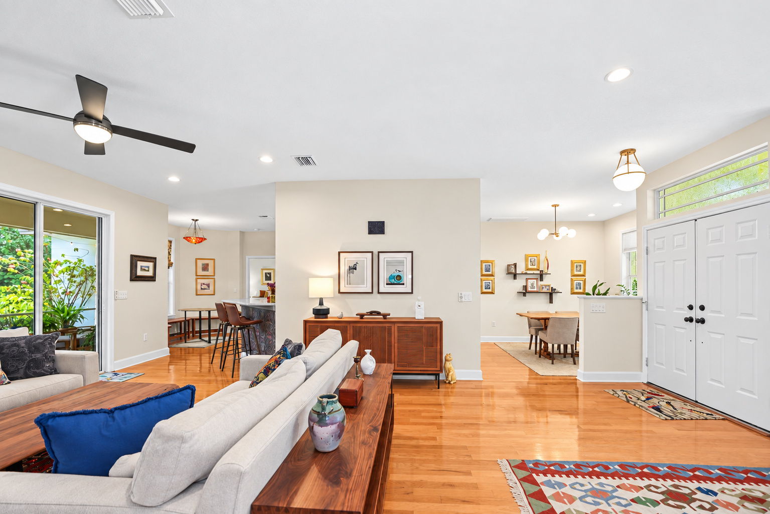 Living Room - Photo 12