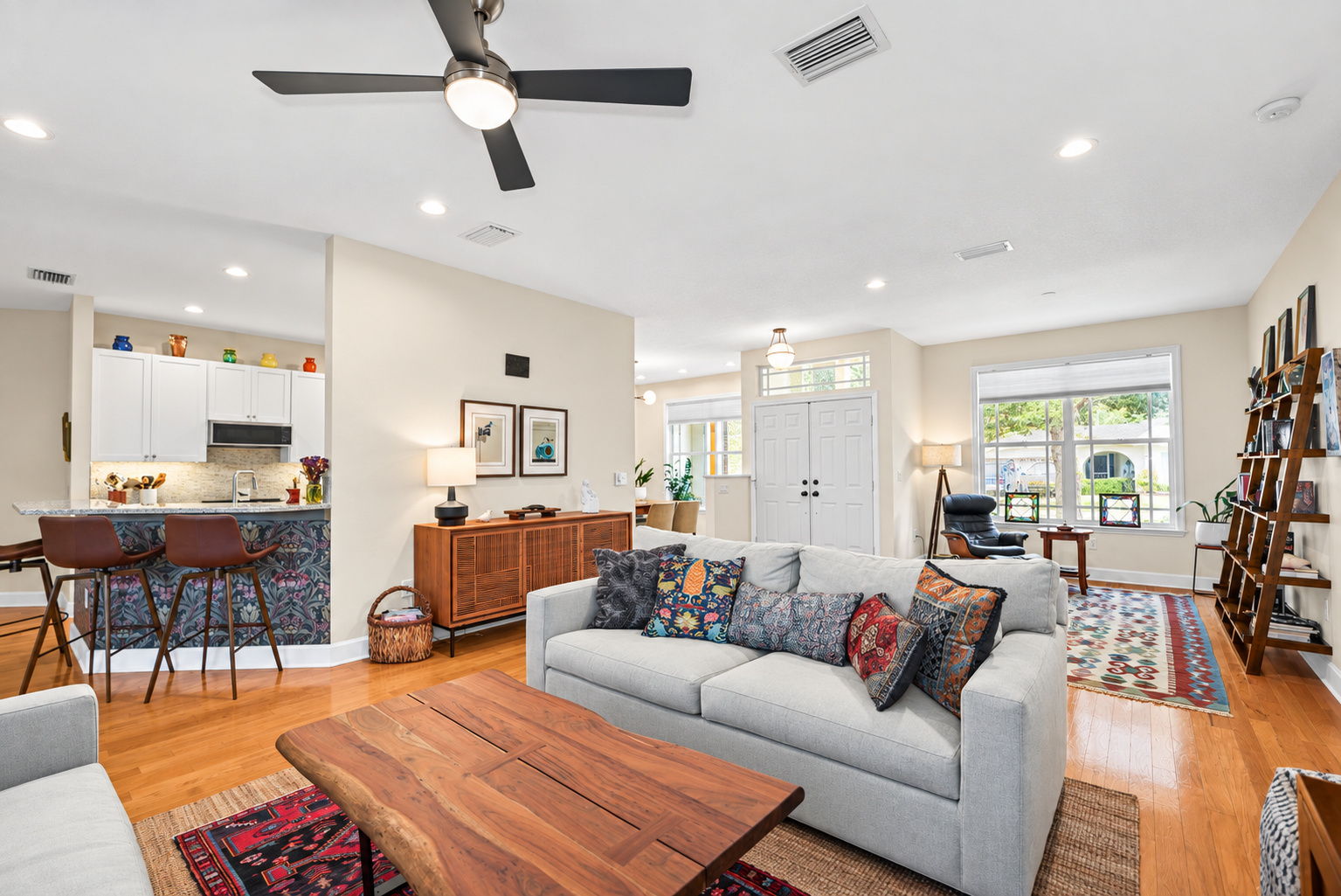 Living Room - Photo 13