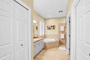 Bathroom 1 - Photo 02