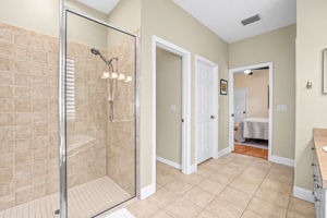 Bathroom 1 - Photo 04