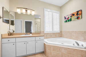 Bathroom 1 - Photo 05
