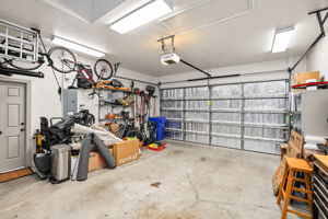 Garage - Photo 02