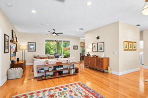 Living Room - Photo 05