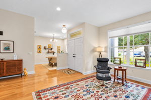 Living Room - Photo 11