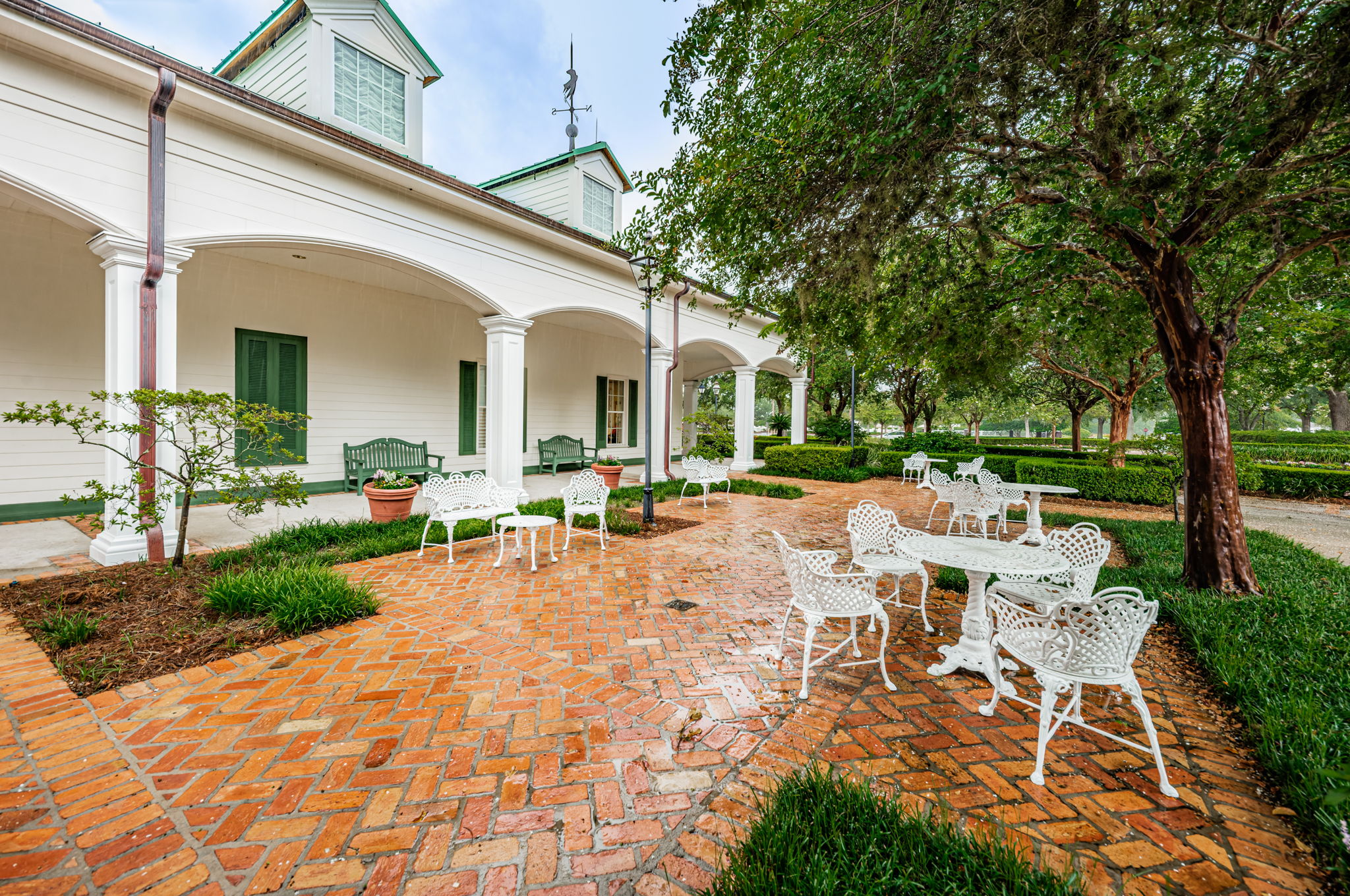 24-Savannah Club Patio