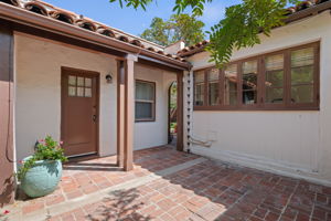 25-Studio - Entrance