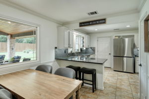 Breakfast Area/Kitchen/Kitchen Bar