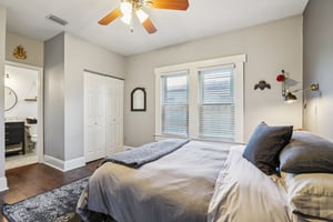 W Curtis St-S2502-040.jpg