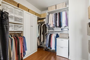 (2) walk-in closets - Primary bedroom