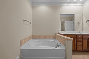 Ensuite Bath w/Garden Tub & Walk-in Shower