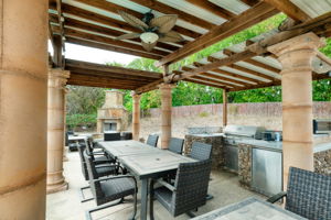 Outdoor Entertainment Area/BBQ/Fireplace