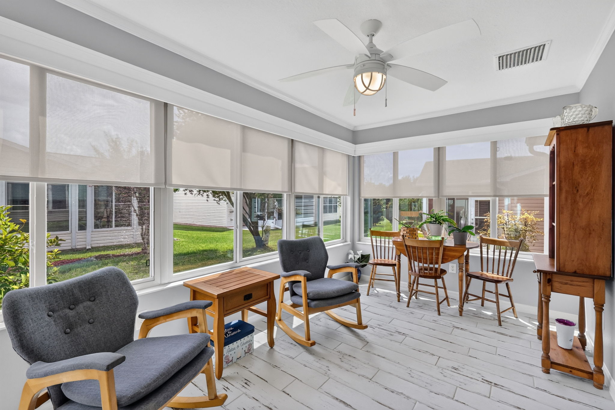 Spacious Under-Air Florida Room