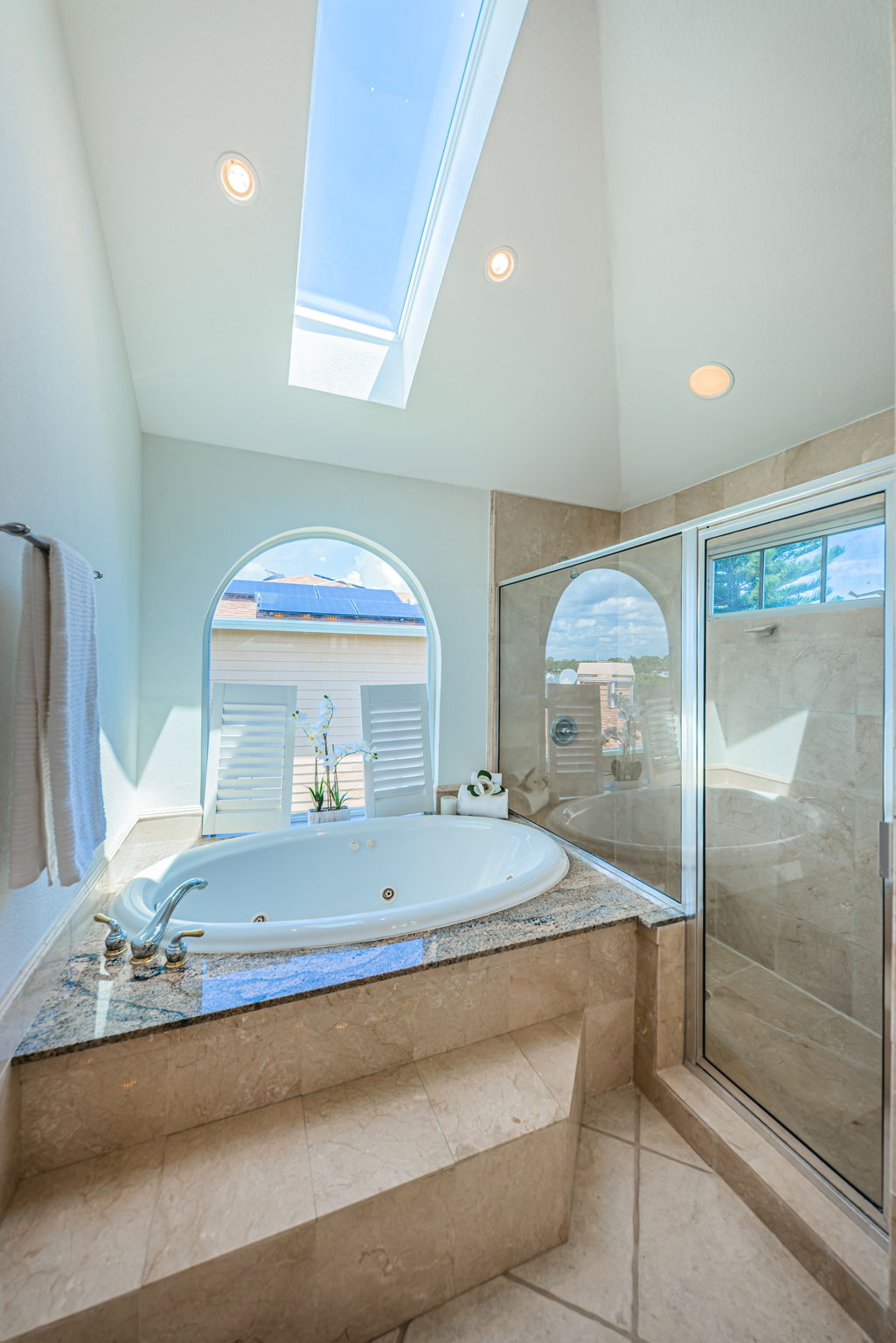 Upper Level Master Bathroom1b