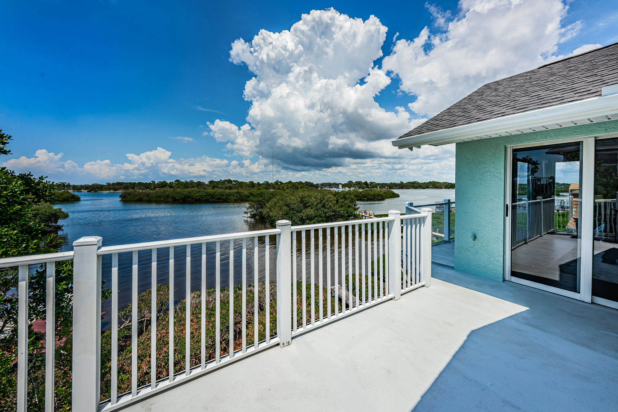 Upper Level Master Bedroom Balcony3