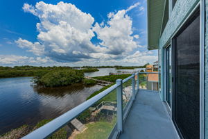 Upper Level Master Bedroom Balcony5