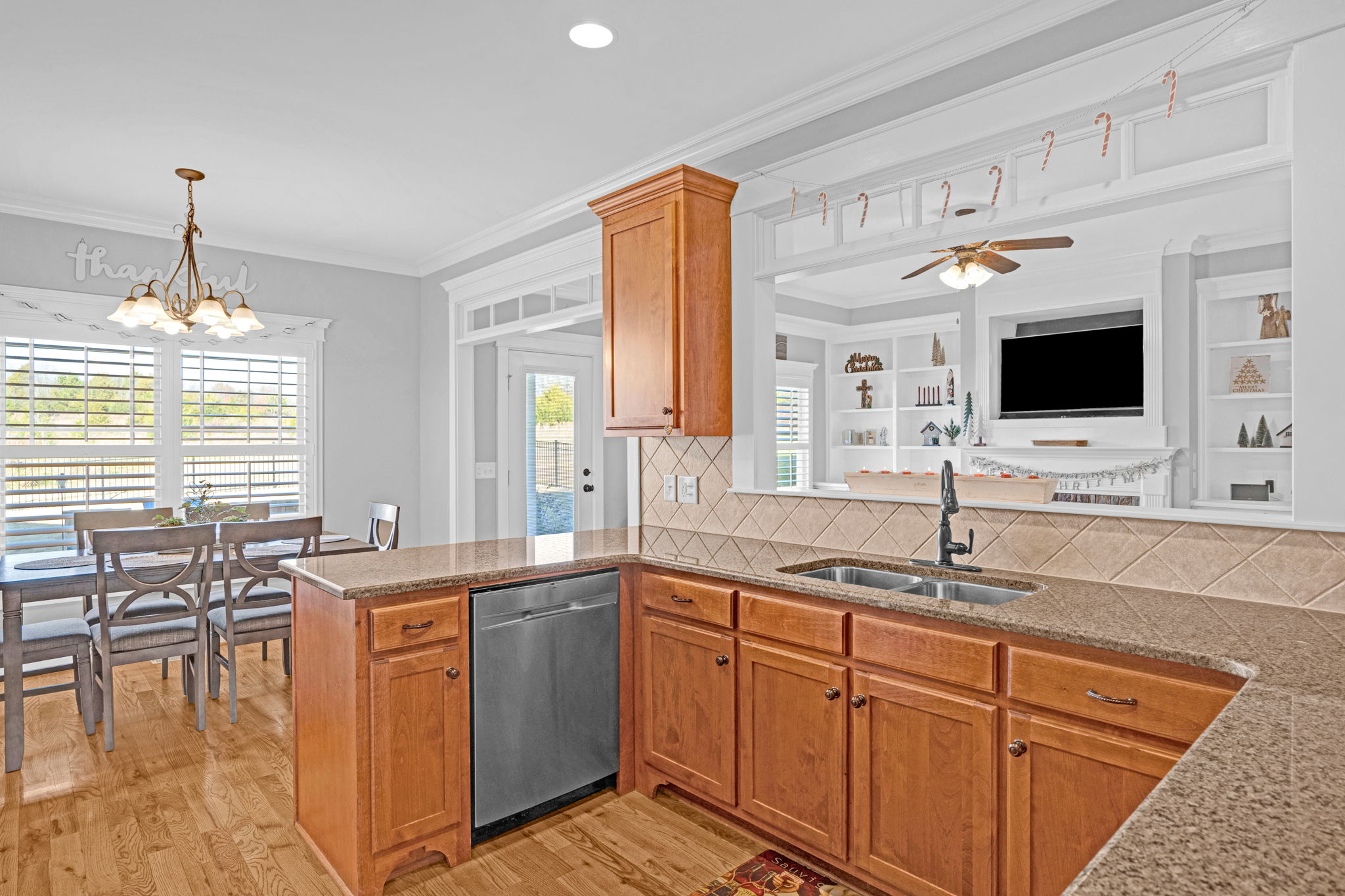 2025 Stanchion St-14