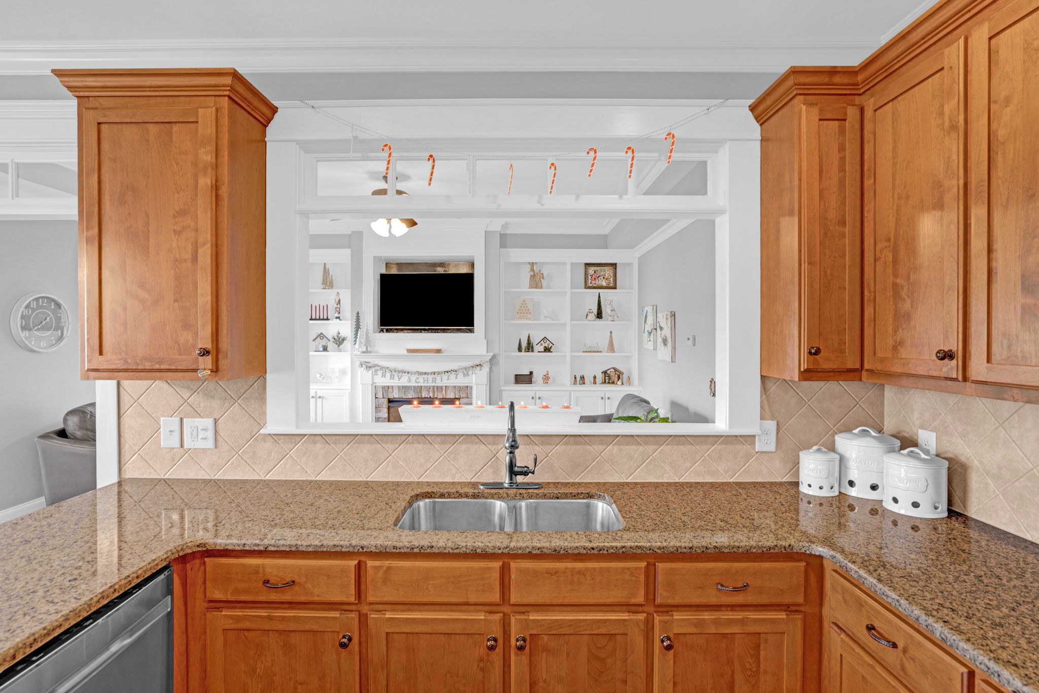 2025 Stanchion St-15