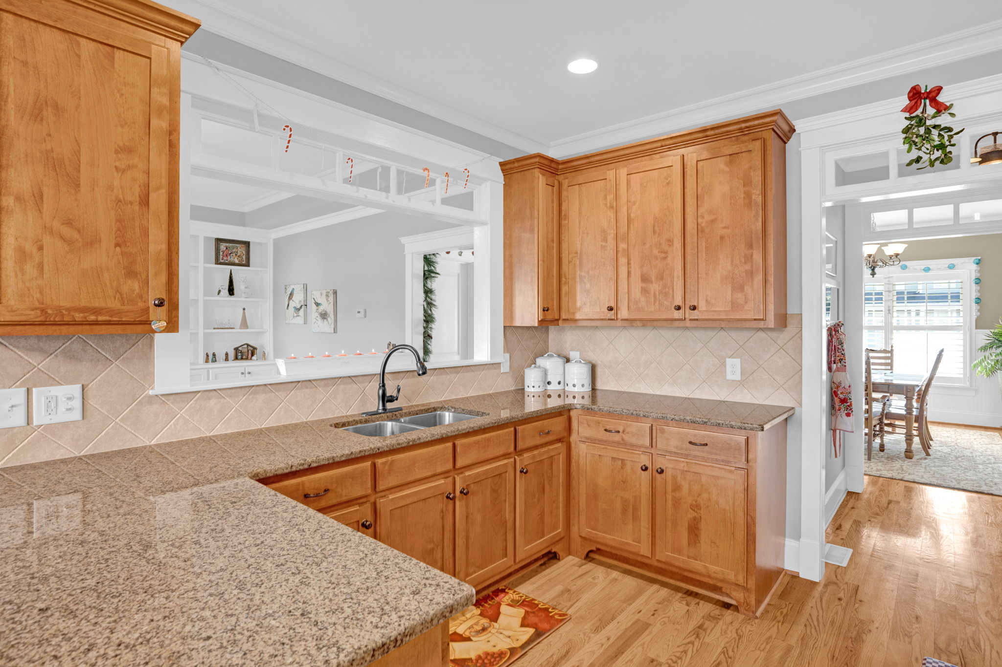 2025 Stanchion St-16