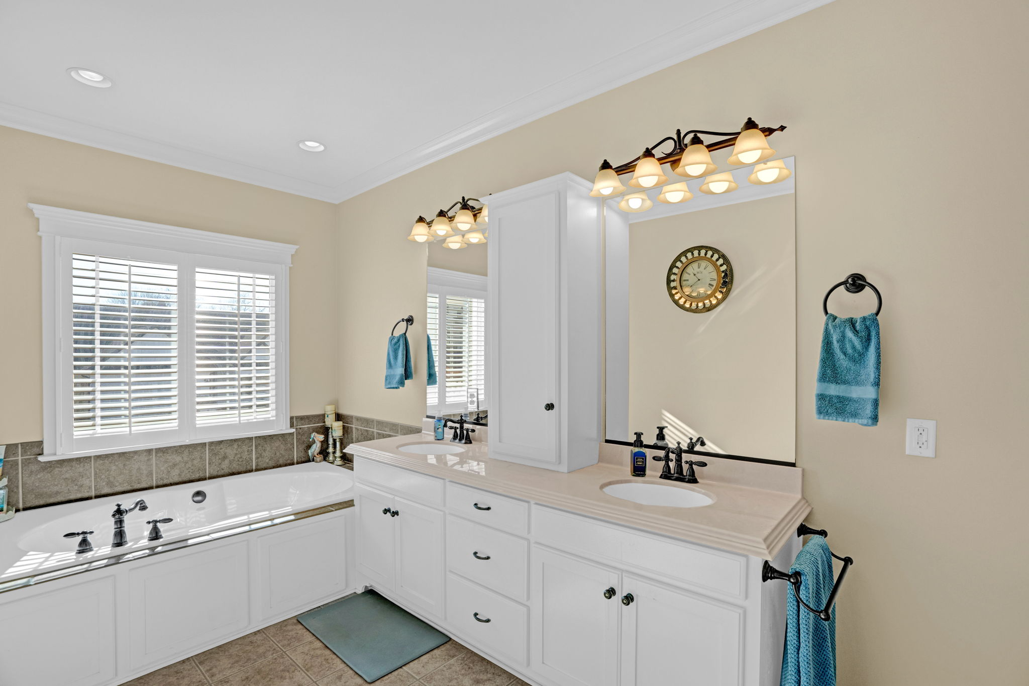 2025 Stanchion St-28