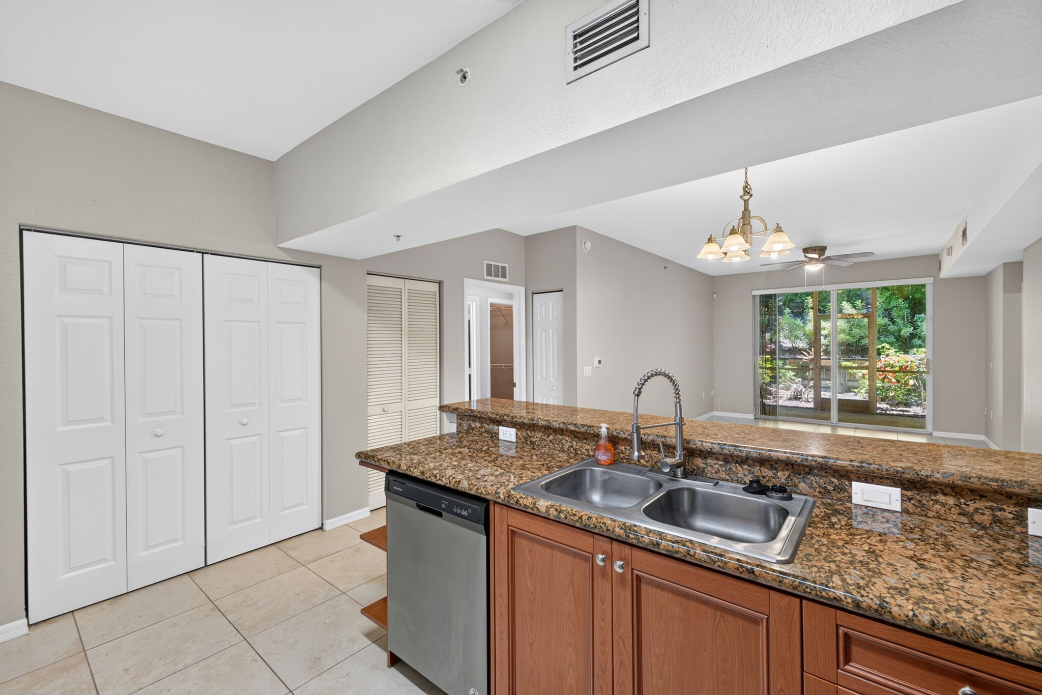 Kitchen 4 of 5