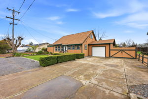 drive & and gate to backyard