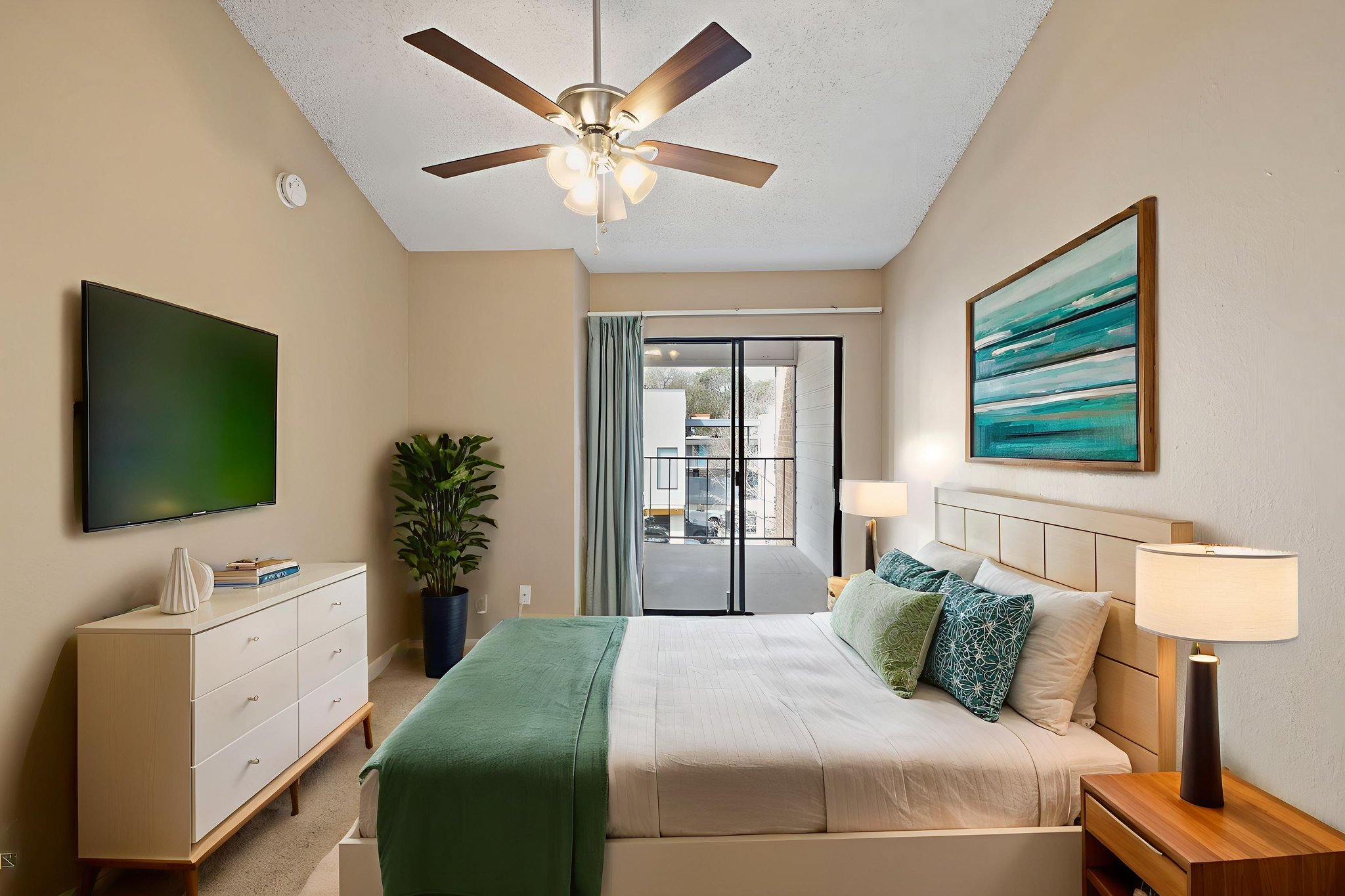 0M6A7349 virtually staged.jpeg