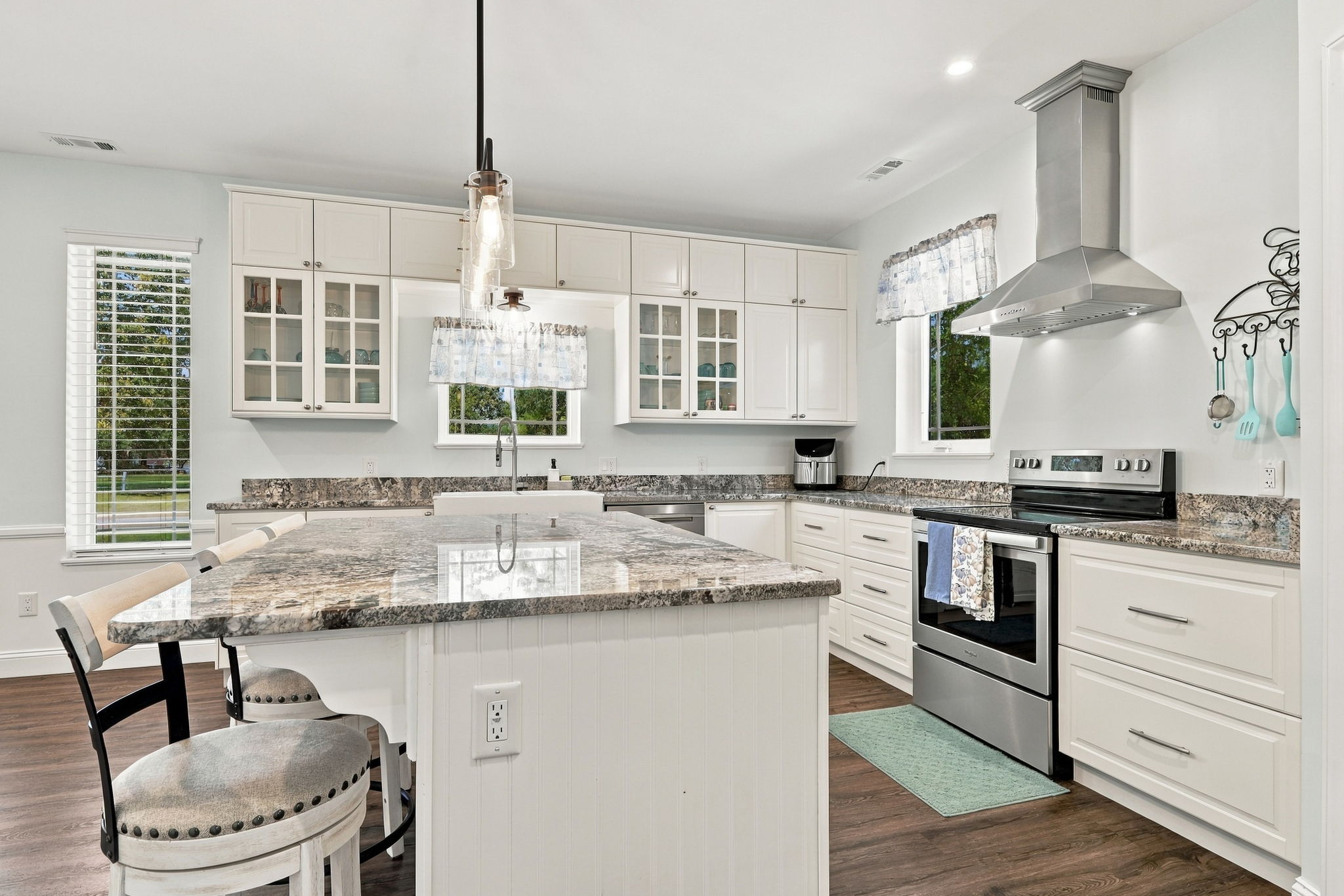 Kitchen w/ Granite Counters