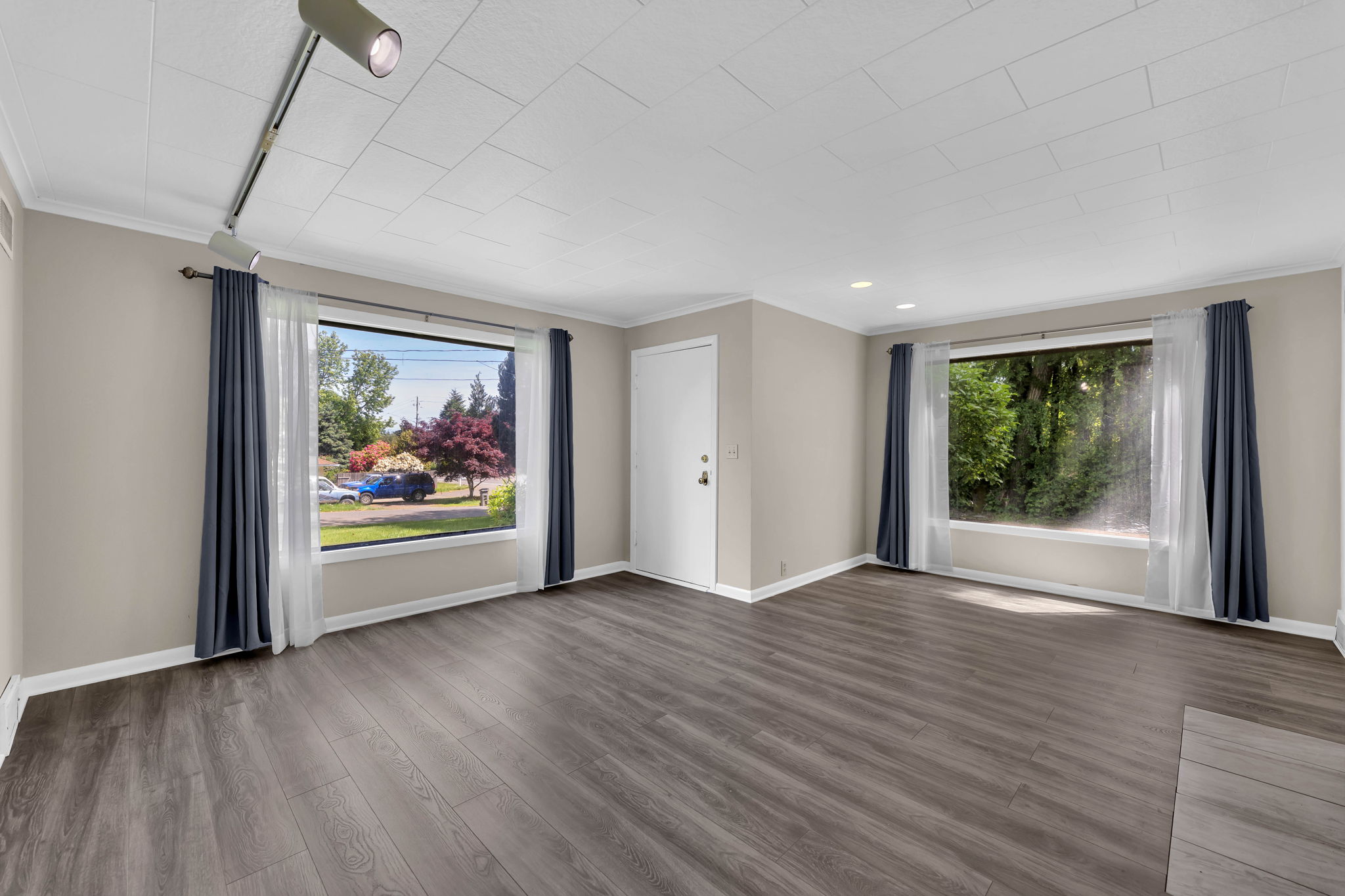 Living Room / Entrance