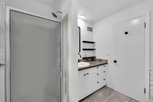 Bathroom / Main Floor