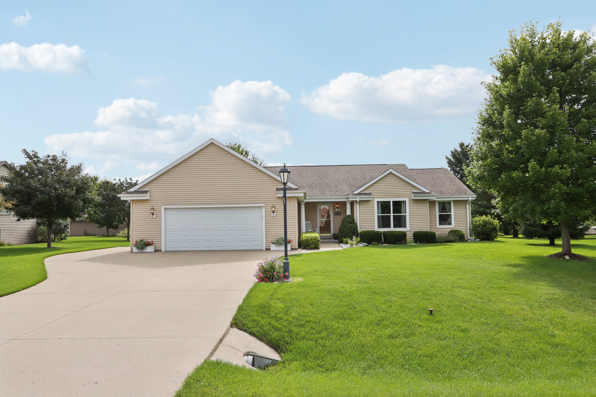 Woodfield Dr-S2108-006.jpg