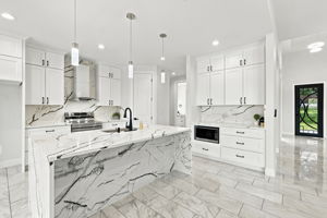 Kitchen/Breakfast Bar