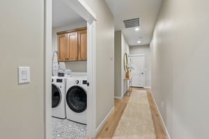 E 9th St-S3004-067.jpg