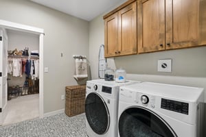 E 9th St-S3004-068.jpg